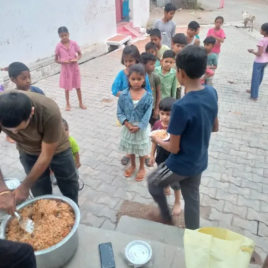 पूर्णिमा के अवसर पर श्री भैरव धाम मंदिर पर प्रसाद वितरण