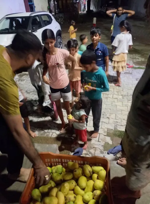 अमावस्या के अवसर पर श्री भैरव धाम मंदिर पर शाम को प्रसाद वितरण
